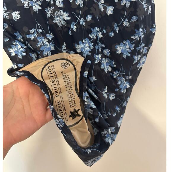 NWT A Pea in the Pod Ruffled Maternity One
Piece Floral Swimsuit Blue Size Large - Picture 3 of 6